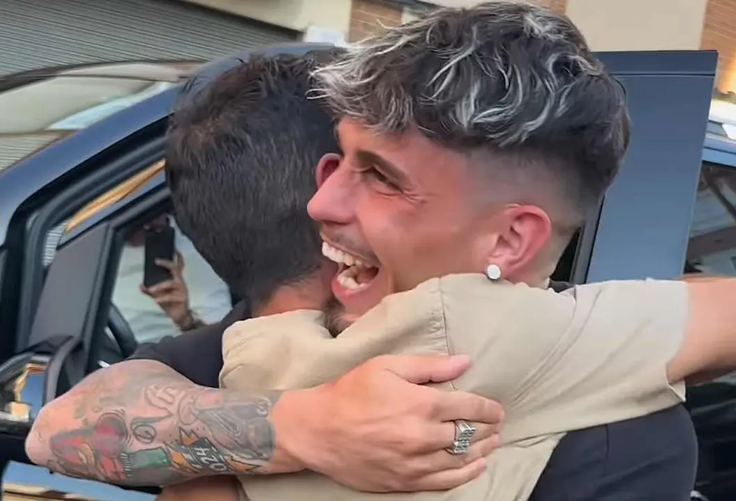 Antonio Barrul y su padre se abrazan emocionados tras el emotivo gesto del boxeador.