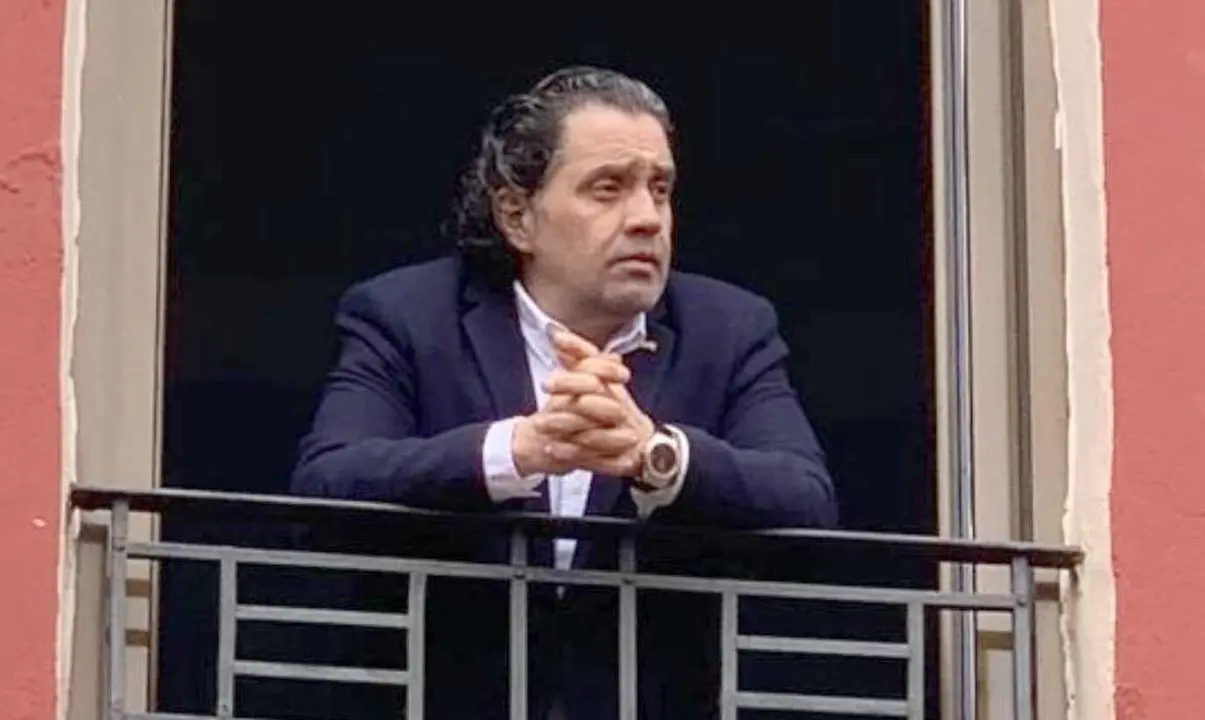 Alejandro Morán presenciando uno de los actos procesionales de la Semana Santa leonesa.