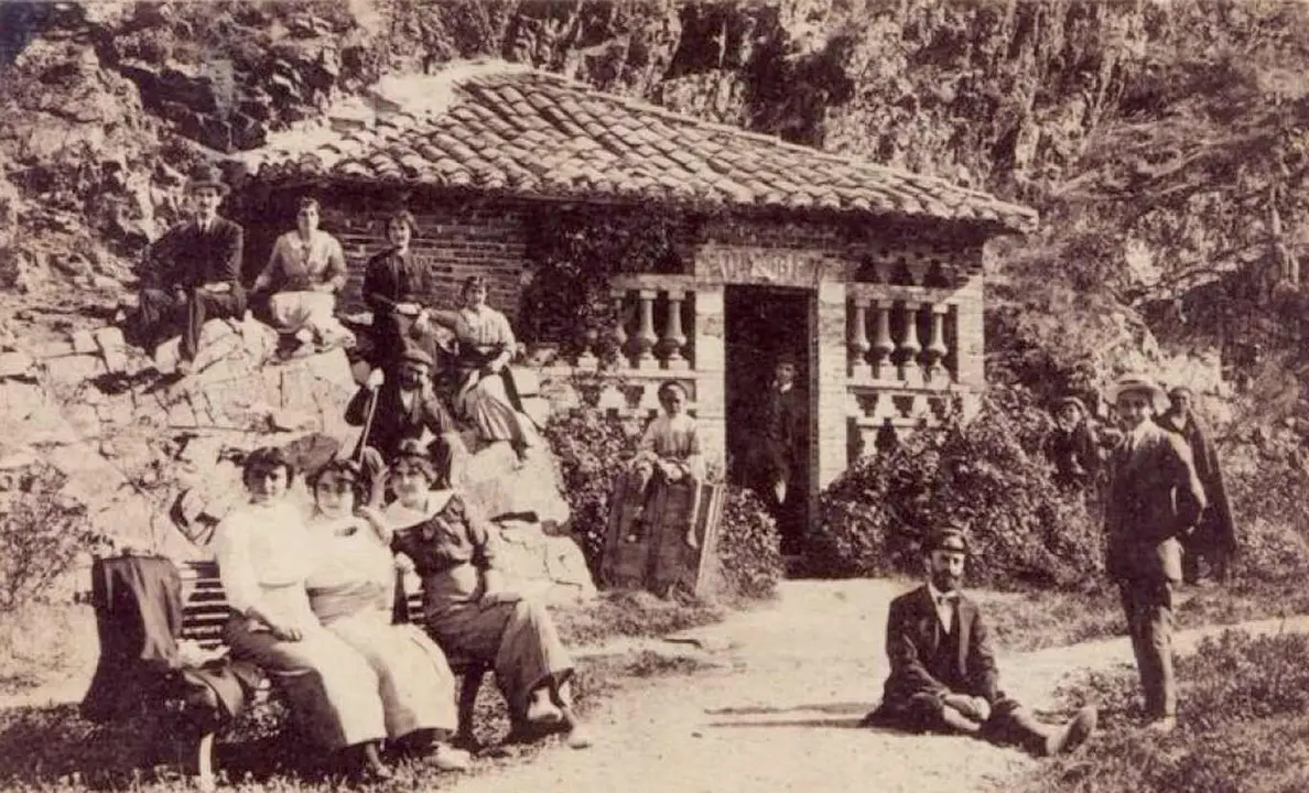 Imagen de la fuente del balneario a principios de siglo en una estampa de la época.
