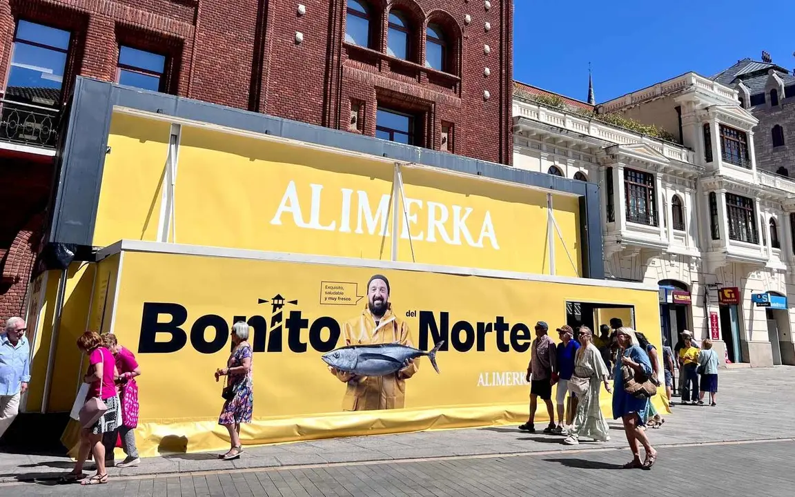 La plaza de San Marcelo de León se convirtió hoy en el sabor y tradición marinera con el expo tráiler de Alimerka