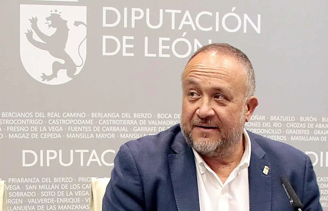 El presidente de la Diputación de León, Gerardo Álvarez Courel, acompaña al alcalde de La Pola de Gordón, Antonio García Arias, en la presentación del encuentro cultural de Las Polas que se celebrará este sábado