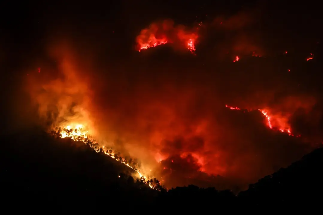 El fuego avanza sin control hacia el Parc Natural dels Ports mientras el viento obliga a rediseñar el operativo; la Generalitat admite que no hay plan de prevención desde 1986.