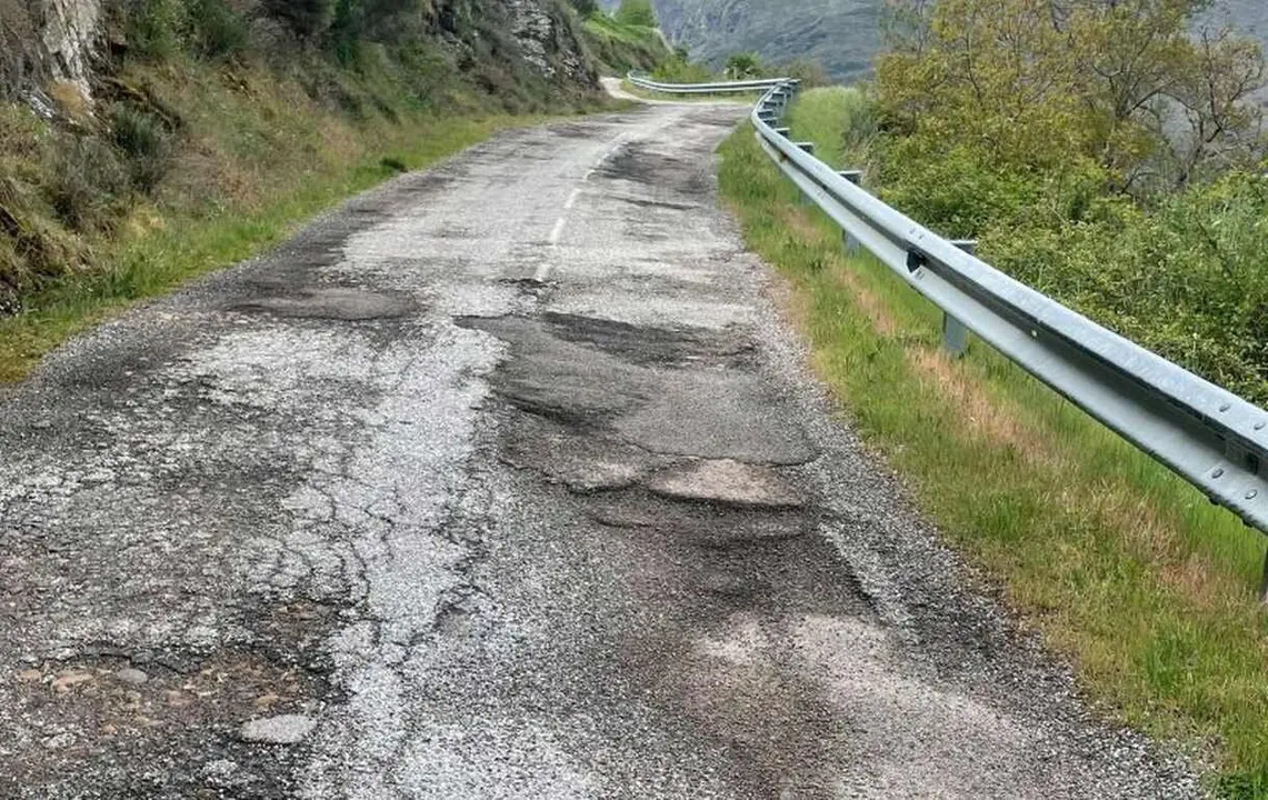 Imagen de la carretera cuyo estado denuncia el Ayuntamiento de Castrillo de Cabrera.