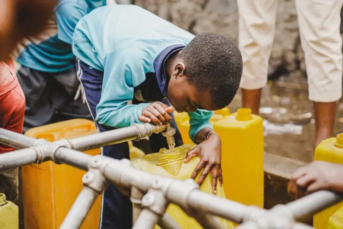 Un punto de recogida de agua limpia instalado por Unicef en República Democrática de Congo. Foto: Benekire / Unicef