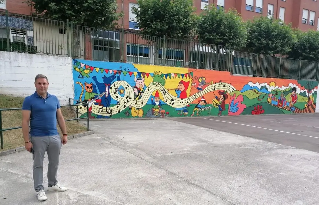 El concejal Iván Alonso junto al nuevo mural realizado en el CEIP San Antonio de Ponferrada.