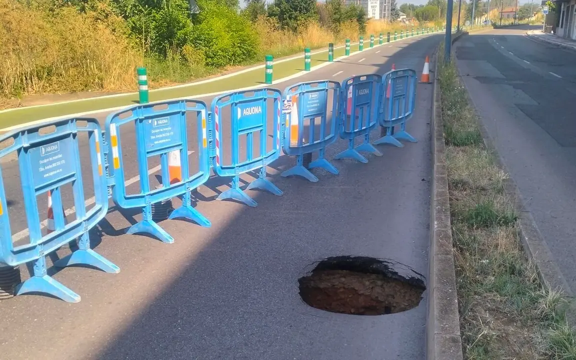 Un socavón en una de los viales de San Andrés del Rabanedo. Foto: Centristas (CCD)