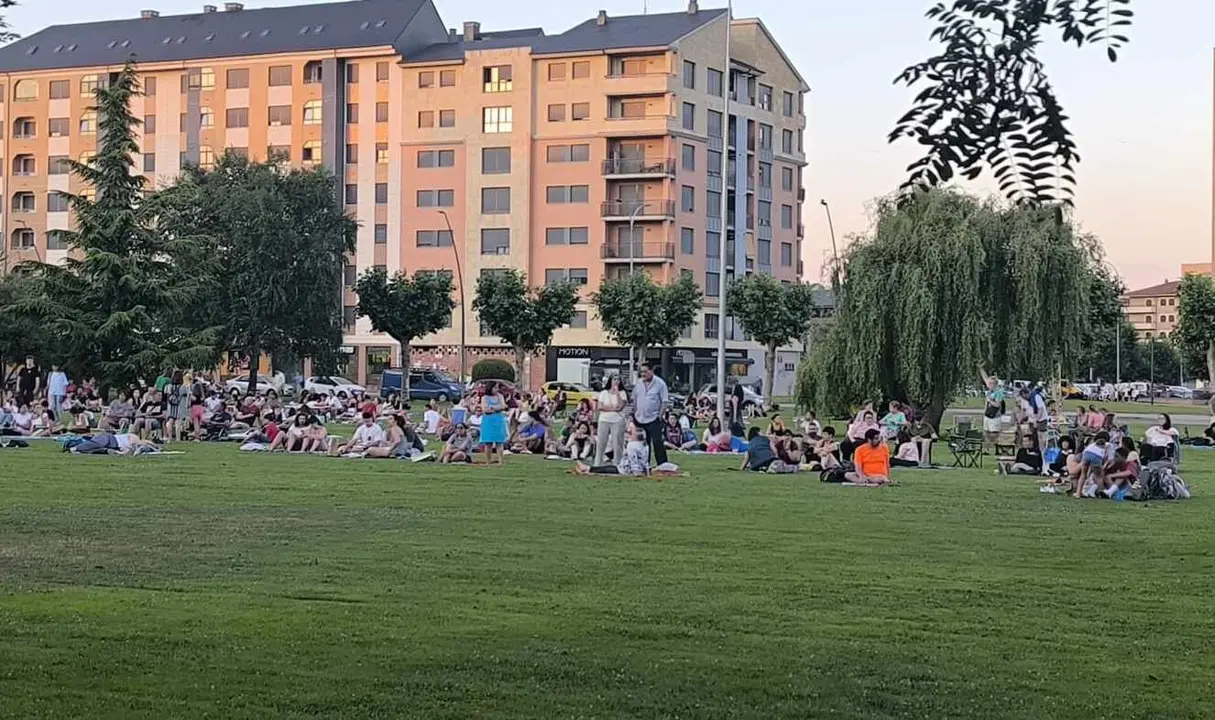 Numeroso público espera para presenciar la sesión del cine de verano, que finalmente no se pudo desarrollar.