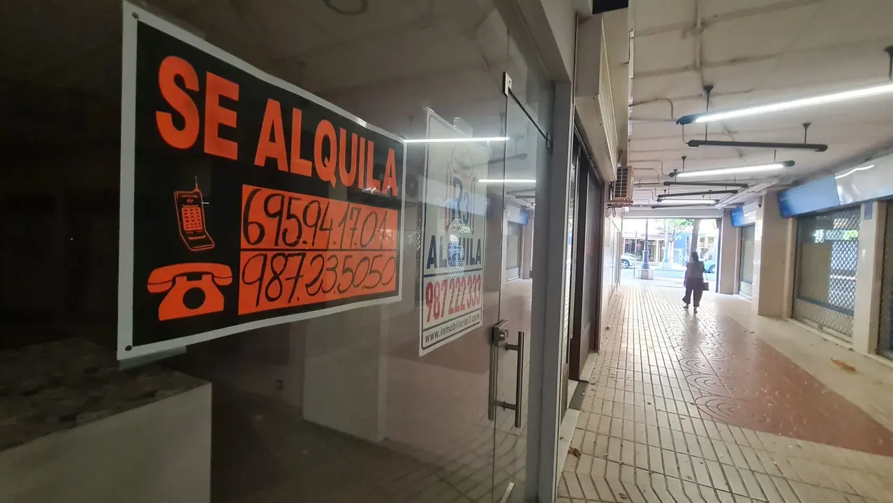 Pasaje San Agustín: del bullicio al olvido. Ubicado en el corazón de León, el que fuera un punto vibrante de comercio hoy luce completamente vacío. Nueve locales cerrados resumen una decadencia sin freno que comenzó hace años.