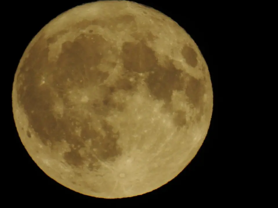 'Luna de ciervo' vista desde León esta madrugada.
