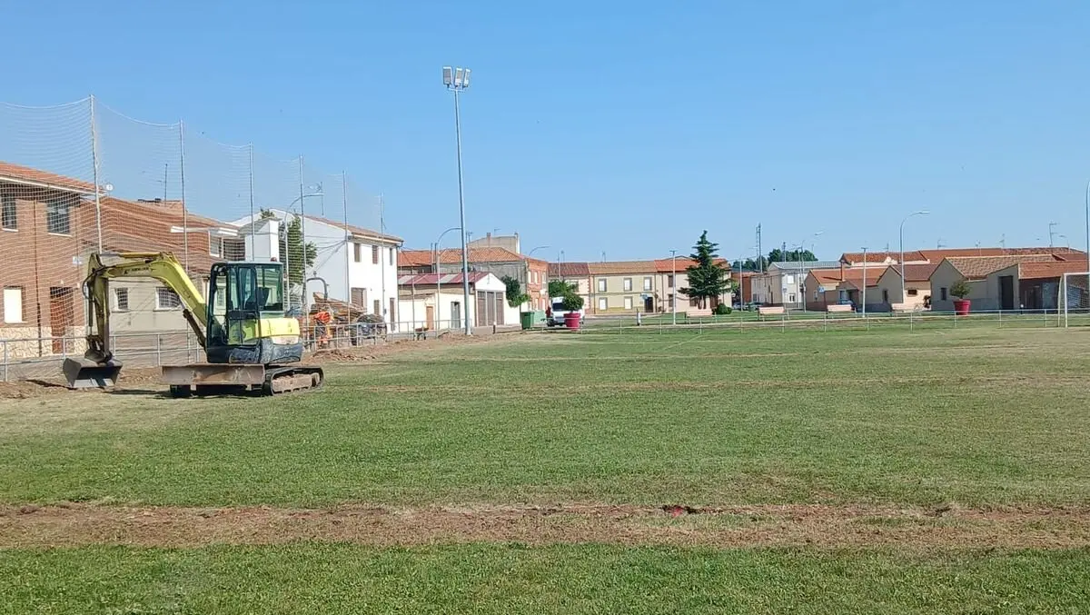 Obras de instalación del nuevos sistema de riego en el campo de fútbol en Santa María del Páramo.
