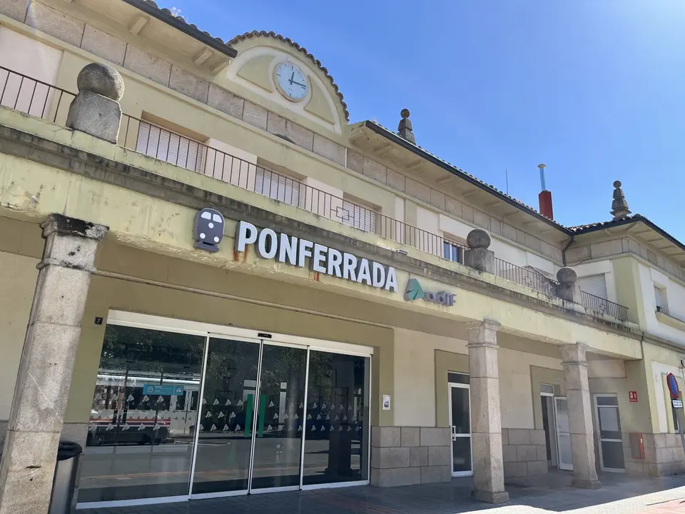 Exterior de la estación de tren de Ponferrada.