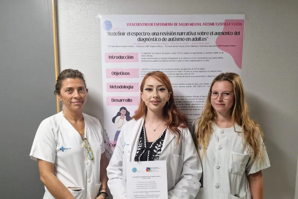 Nuria Morala, supervisora del Servicio de Psiquiatría, Siria Villanueva, EIR de Salud Mental y Carmen Belzuza, enfermera de la Gasbi con el póster y el diploma del galardón.