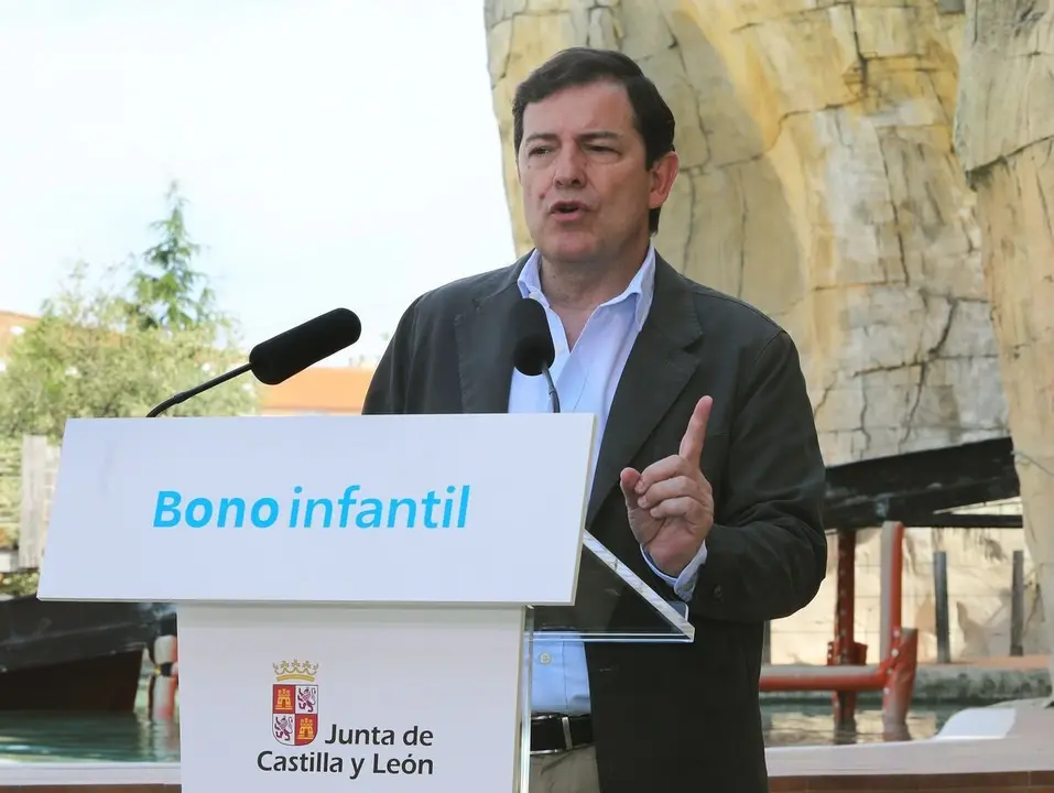 El presidente de la Junta, Alfonso Fernández Mañueco, presenta el Bono Infantil, entre otras medidas en materia de conciliación familiar en Castilla y León. Foto: Brágimo