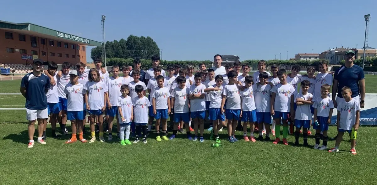 Más de 40 niños y niñas participaron en el campus de fútbol de Santa María del Páramo que cerró Vitolo.