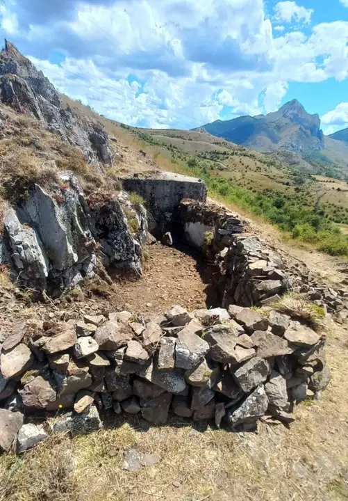 Vecinos de Villaman&iacute;n, Sangre Minera y Ruinas Le&oacute;n trabajan en la rehabilitaci&oacute;n de las trincheras de la Guerra Civil de la Tercia.