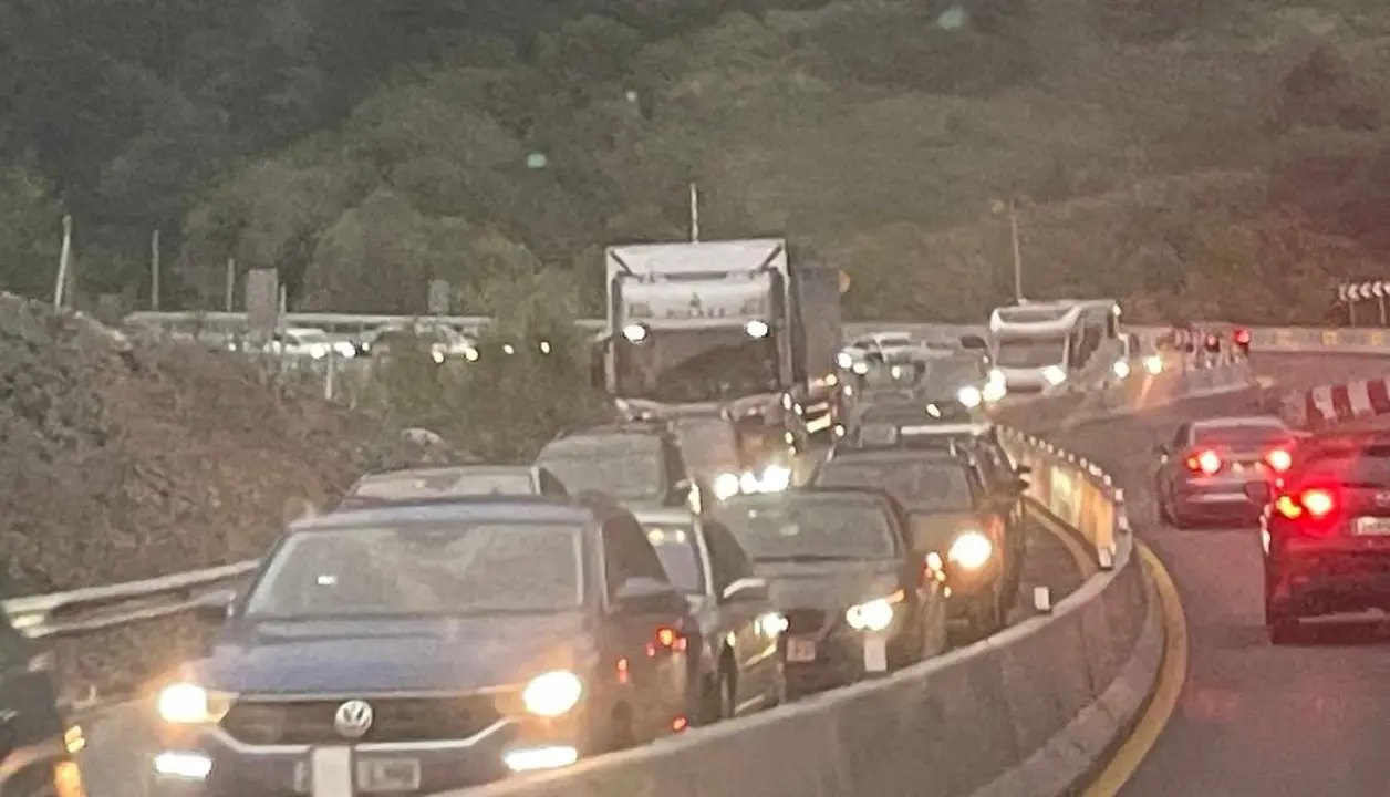 Atascos en el Huerna derivados de las obras tras la ca&iacute;da de una parte de la ladera.