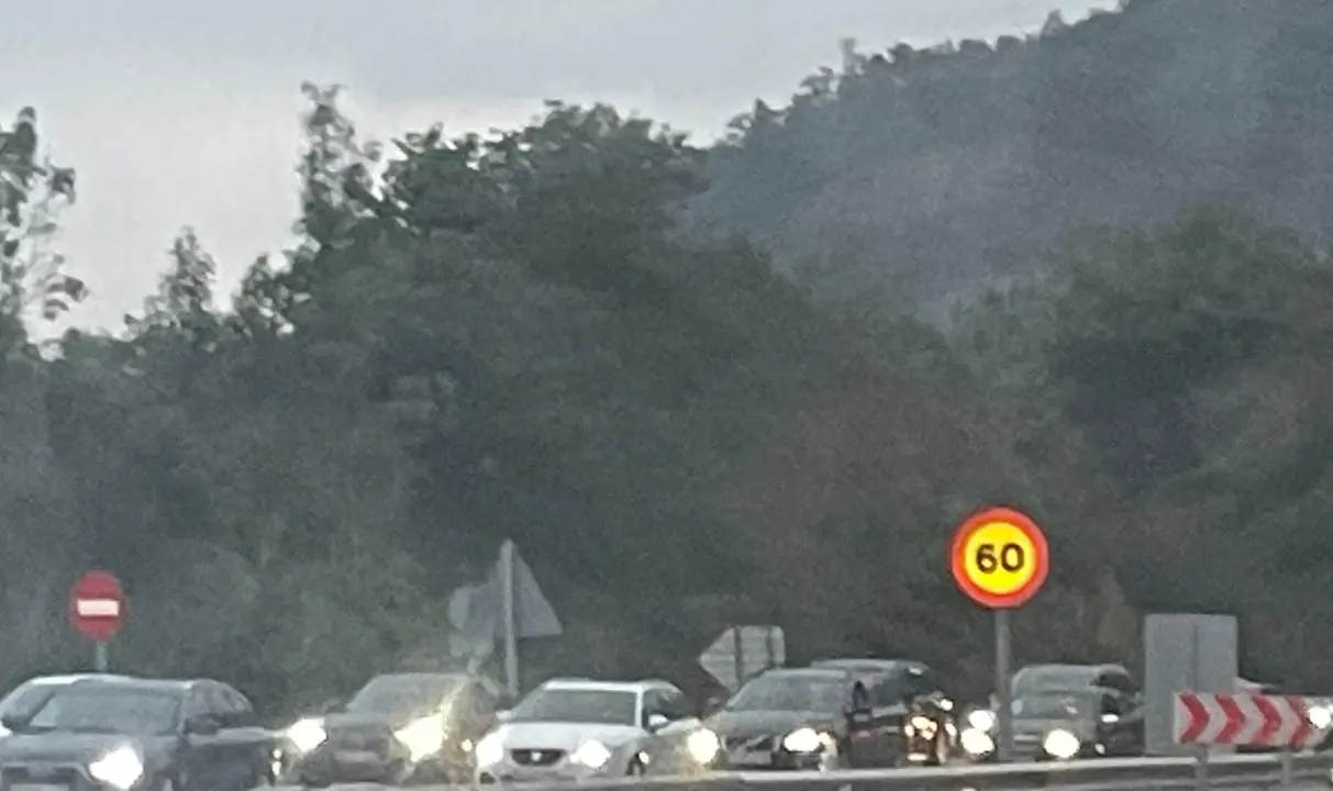 Imagen de cientos de usuarios atrapados este domingo en el Huerna.