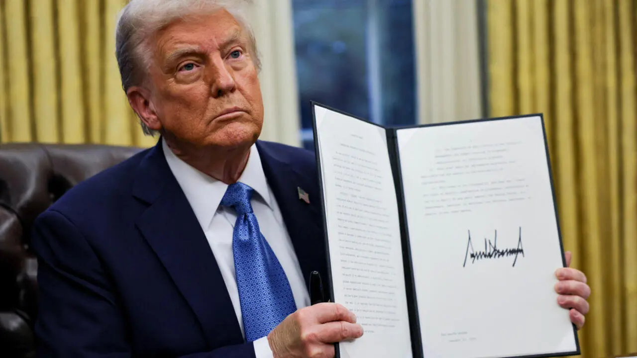Donald Trump con uno de sus decretos de aranceles.