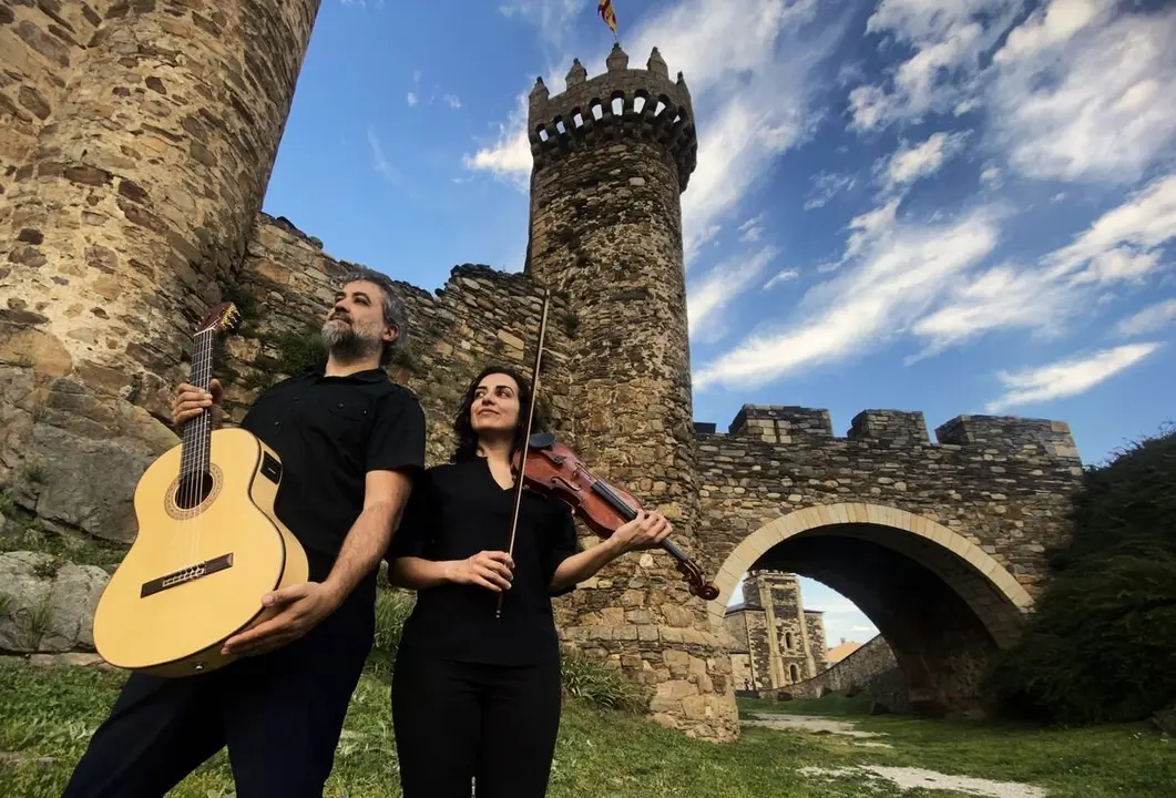 El dúo de guitarra y violín Lindelor Maenor abre el festival Corteza de Encina con obras de Corelli y Piazzolla.