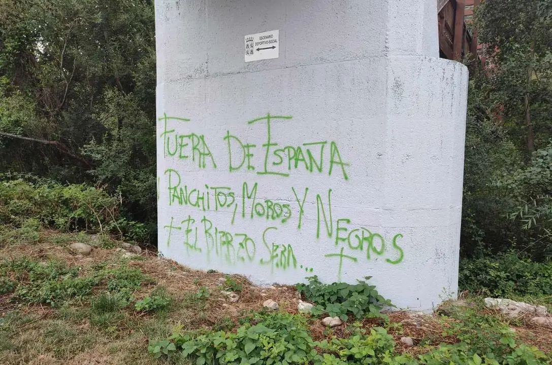 Imagen de las pintadas aparecidas en el Paseo del Río de Ponferrada.