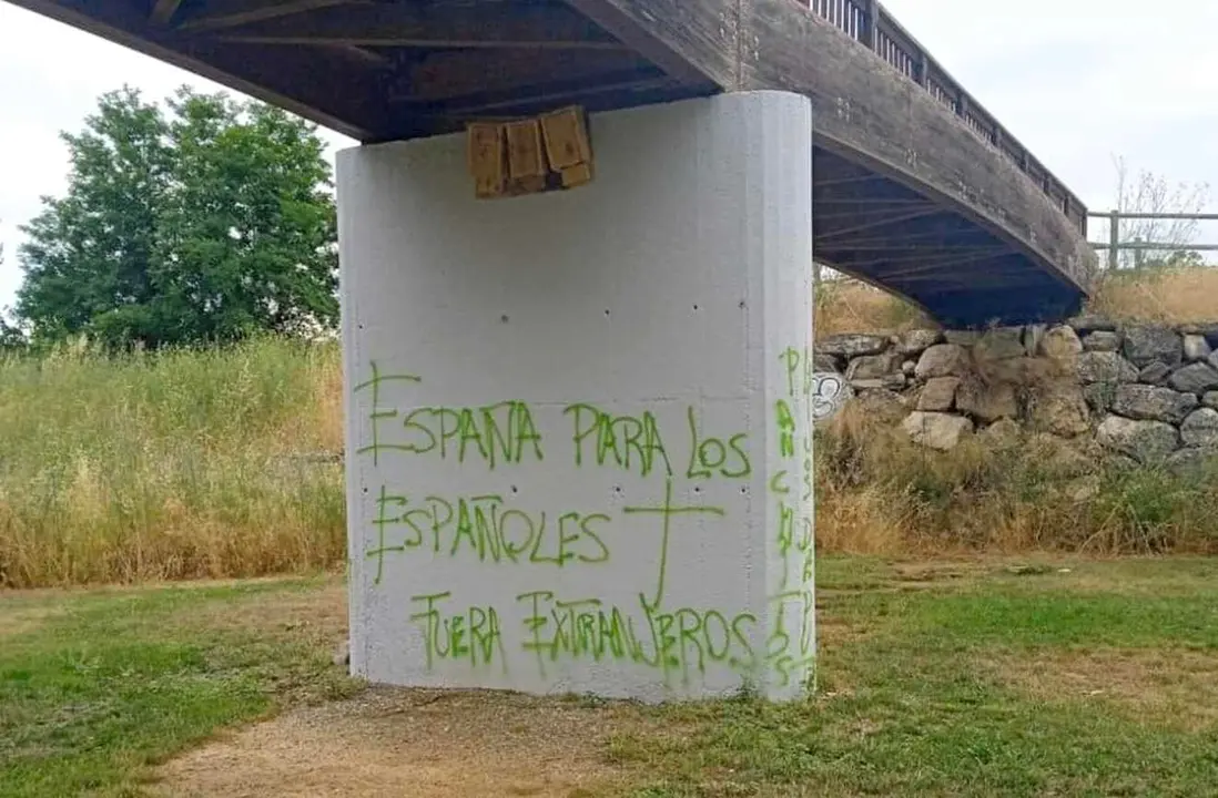Imagen de las pintadas aparecidas en el Paseo del Río de Ponferrada.