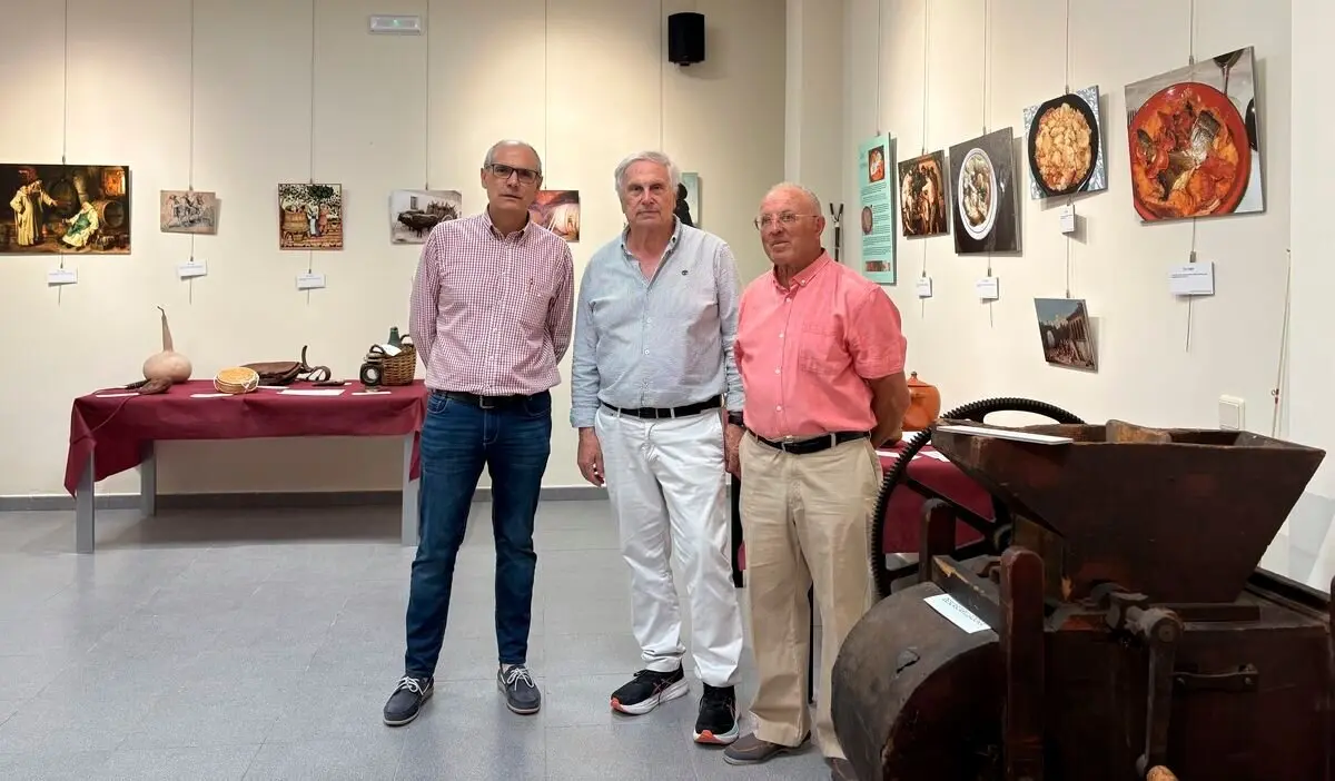 Francisco Javier Álvarez, alcalde de Santa Marina del Rey y Pte. De la Asoc. de Municipios de Künig; Tomás Álvarez, presidente de la Asociación Cultural de Amigos del Camino de Künig, y Francisco García Carrizo, coordinador de la exposición, en la sala de la muestra.