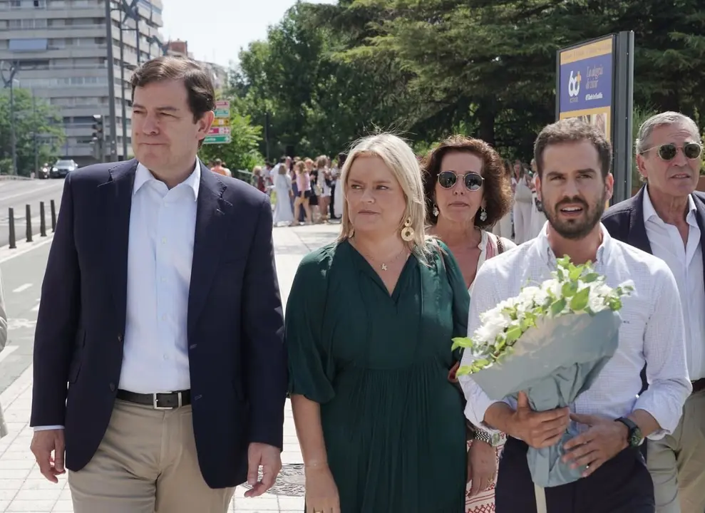 Nuevas Generaciones de Valladolid rinde homenaje a Miguel Ángel Blanco en el XXVIII aniversario de su secuestro y asesinato. El acto cuenta con la presencia de su hermana, Mari Mar Blanco, el presidente del Partido Popular de Castilla y León, Alfonso Fernández Mañueco, y el alcalde de Valladolid, Jesús Julio Carnero. Foto: Cacho