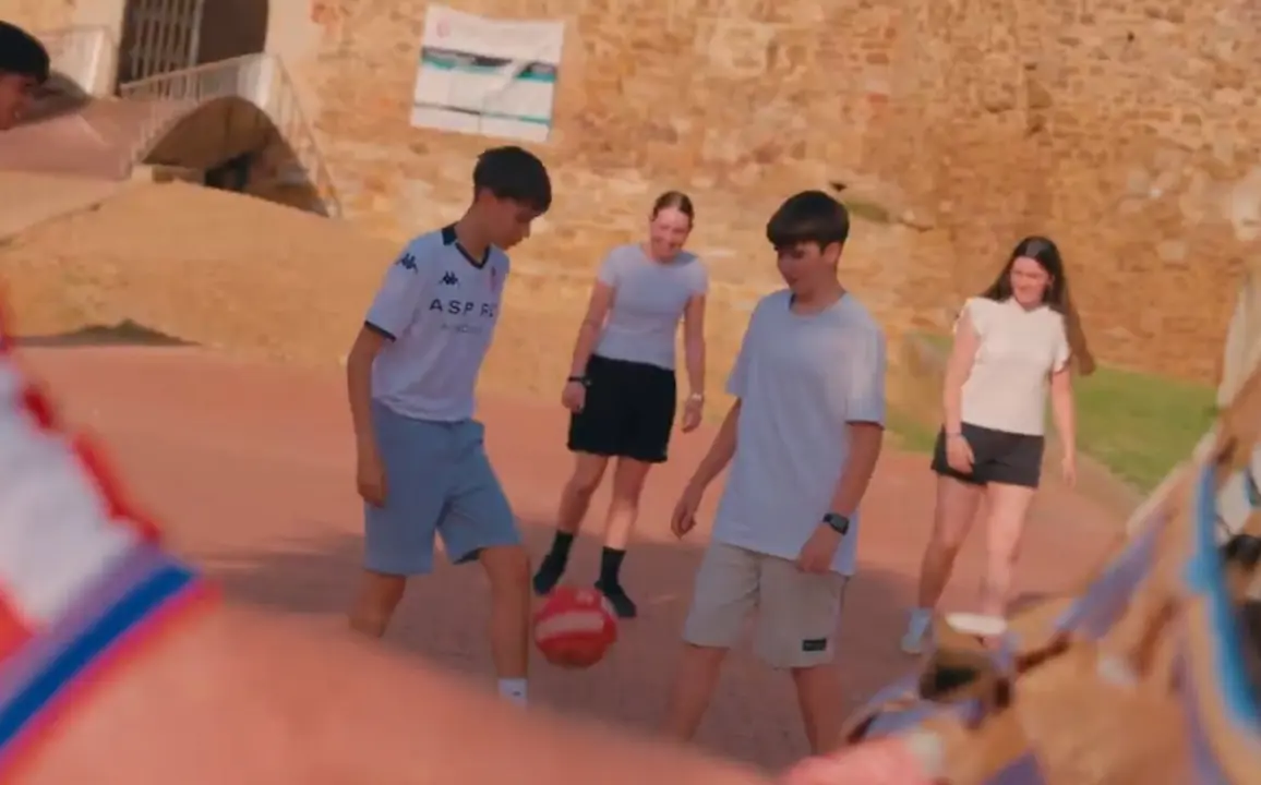 Un joven con la camiseta de la Cultural, protagonista entre los aficionados del Sporting.