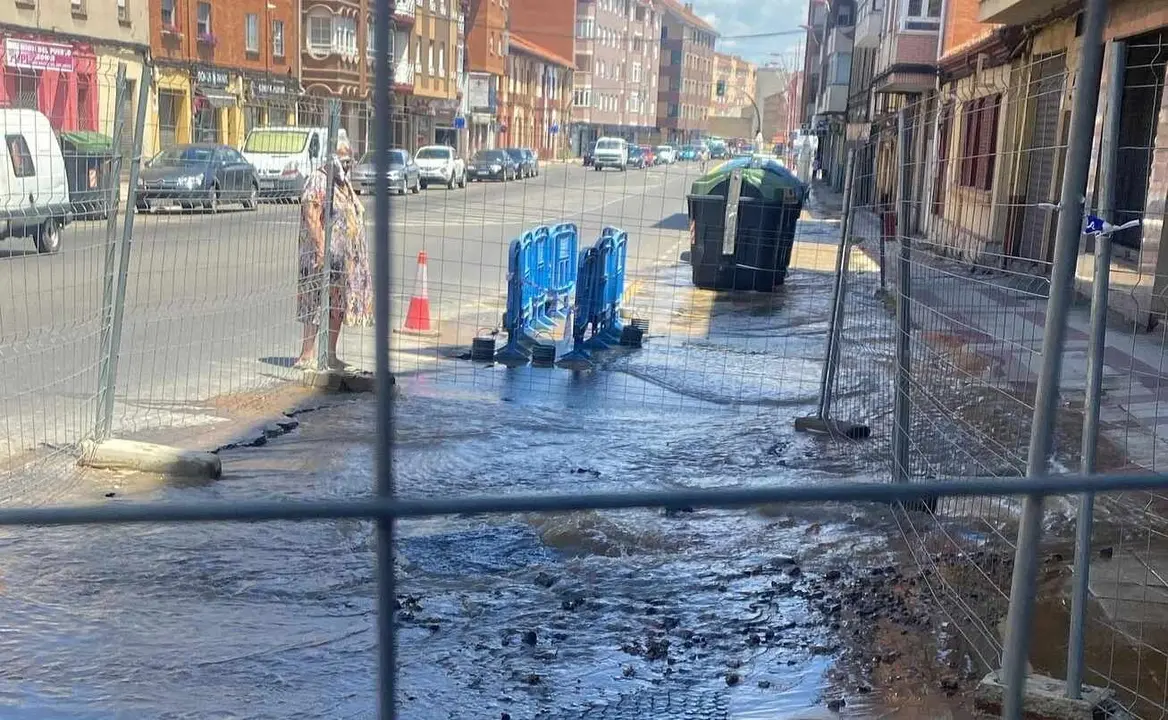Imagen de la zona en la que se localiza el nuevo reventón de la línea de suministro de agua.
