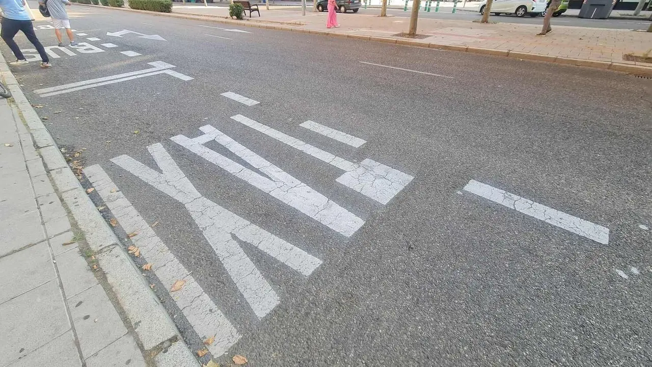 Imagen de una parada de taxi sin veh&iacute;culos estacionados.