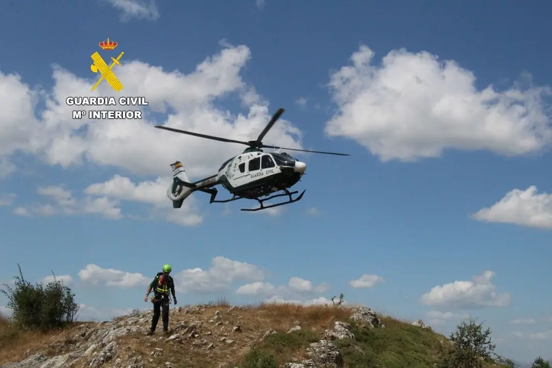 Imagen del rescate en helicóptero de dos senderistas cerca de Geras de Gordón.