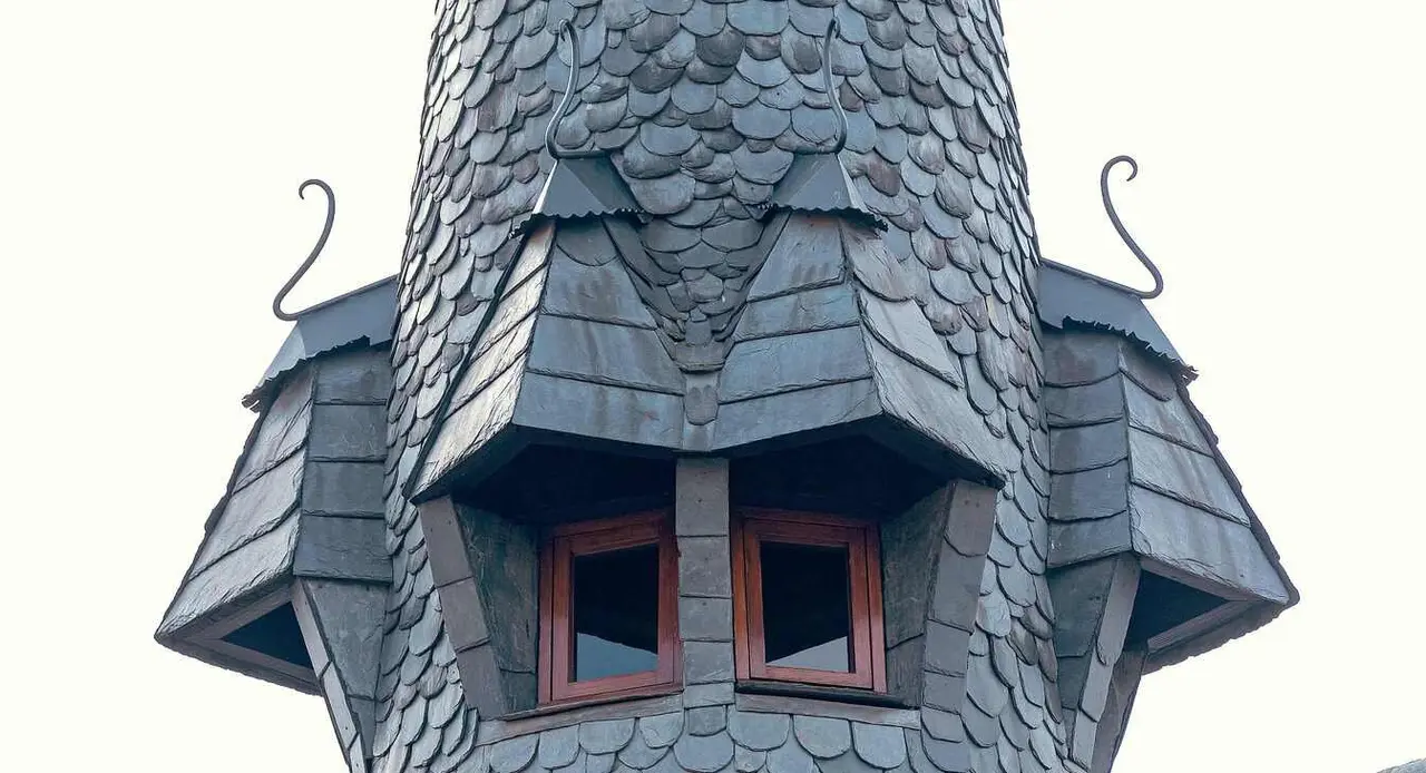 Imagen y detalle del Museo Casa Botines Gaudí tras su proceso de conservación.