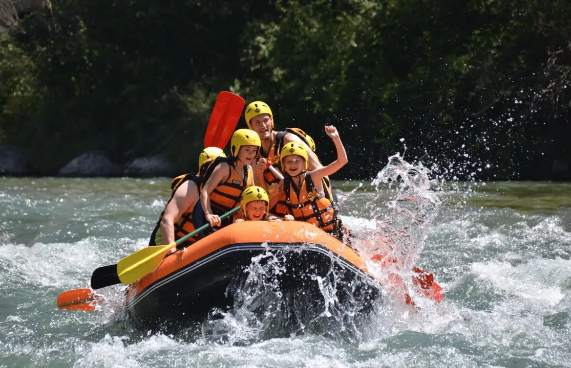 La propuesta del verano llega con todo tipo de actividades; entre ellas, el rafting.