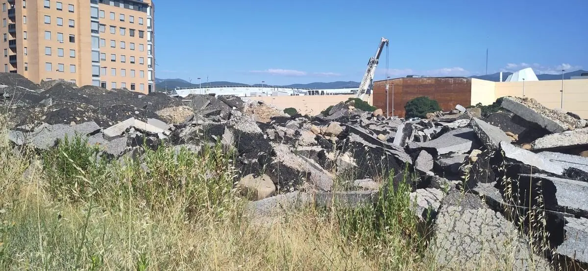 Las obras de la red de calor de Ponferrada han generado 'escombreras' en el barrio de La Rosaleda.