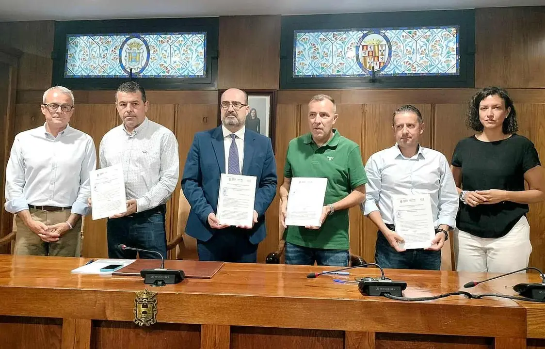 Los firmantes del acuerdo posan tras la firma del acuerdo.