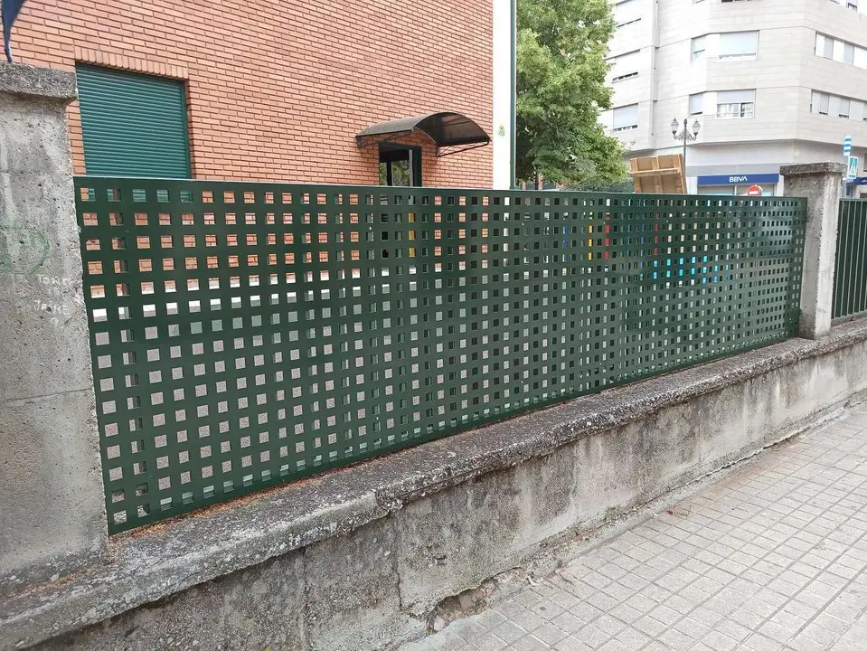 Imagen del vallado del centro educativo.