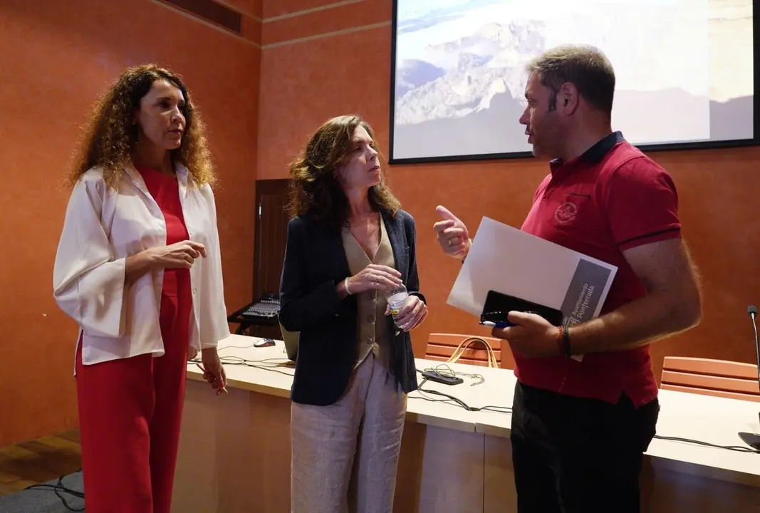 La gerente de la Fundación Las Médulas, Marián Revuelta (I), junto a la CEO de Spain Is Excellence, Ana Alonso (C), y el concejal de Infraestructuras, Medio Rural, Turismo, Patrimonio Histórico y Salubridad y Protección Animal del Ayuntamiento de Ponferrada, Iván Alonso,, durante el encuentro ‘Las Médulas, un destino de excelencia’. Foto: César Sánchez