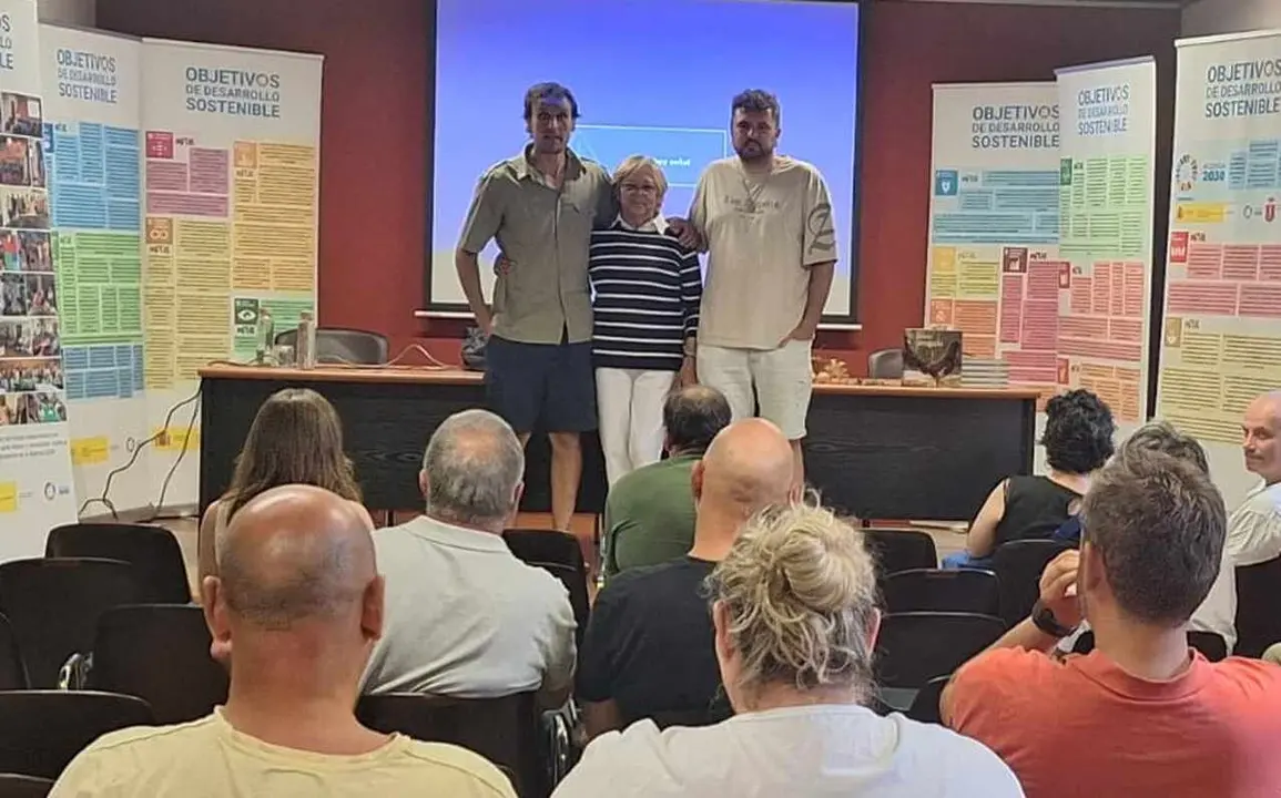 La alcaldesa de Murias de Paredes, Carmen Mallo, durante el encuentro celebrado en su localidad.
