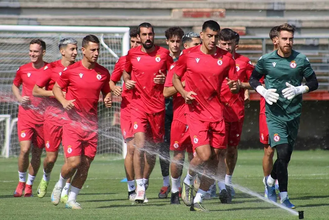 La plantilla de la Cultural, durante un entrenamiento en Puente Castro. Foto: CyDLeonesa