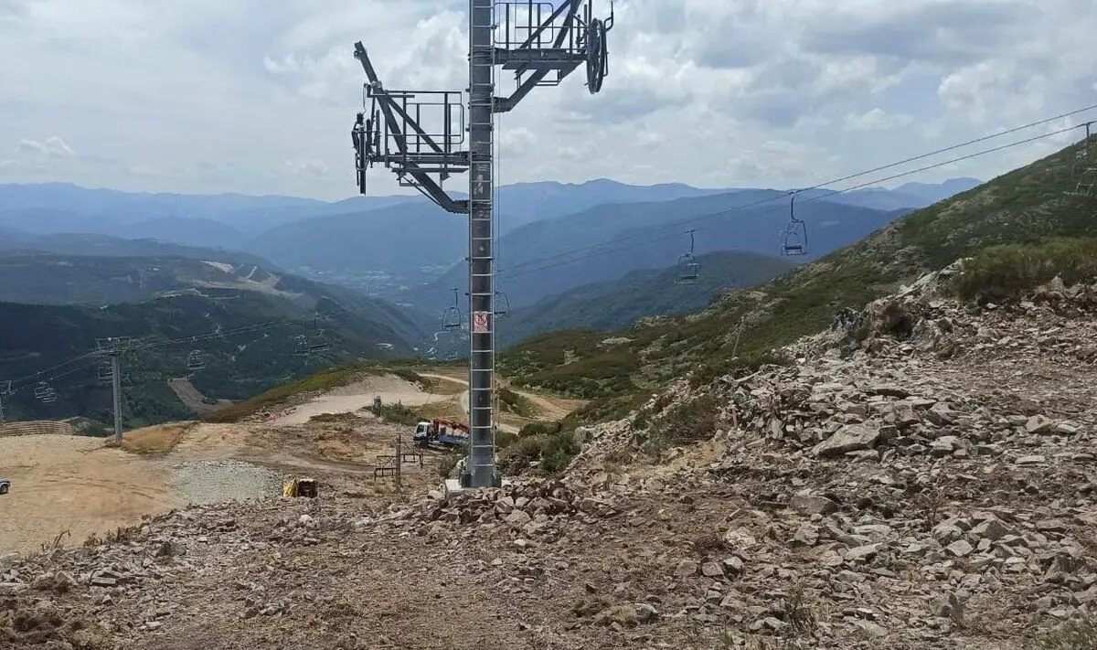 El telesquí La Ferradura de la estación de esquí de Leitariegos ya ha sido desmontado y ubicado en su nuevo emplazamiento. Foto: Leitariegos Net
