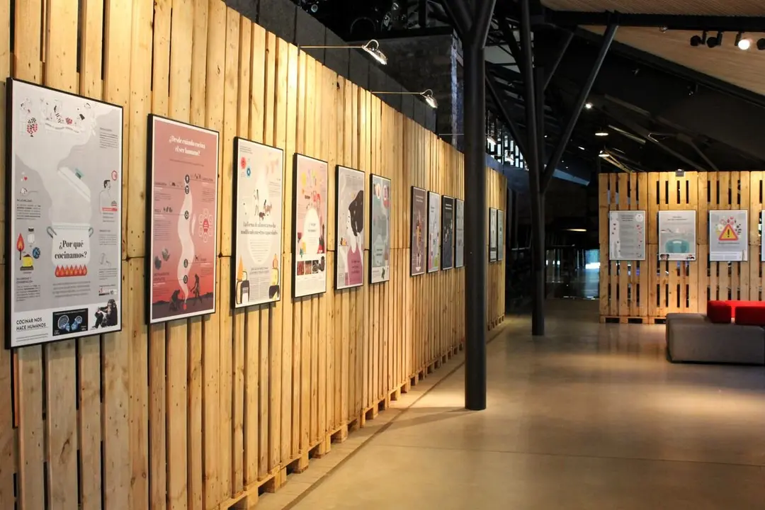 La Fábrica de Luz. Museo de la Energía de Ponferrada acoge hasta octubre la exposición ‘Las moléculas que comemos’.