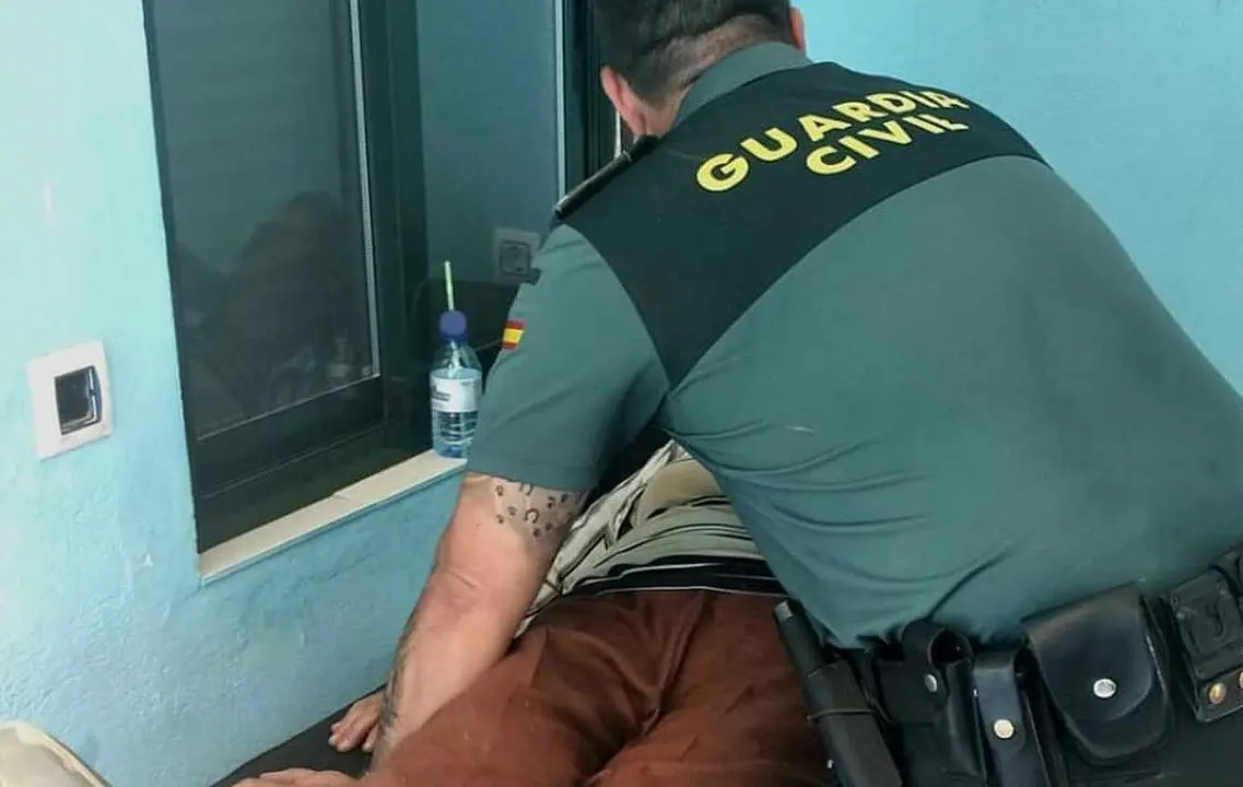 Efectivos de la Guardia Civil, junto a la mujer, momentos después de su localización.