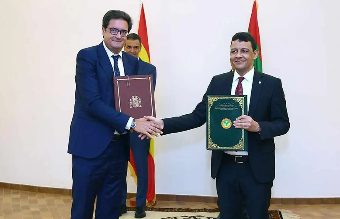 ​​​​El ministro para la Transformación Digital y de la Función Pública, Óscar López, y el ministro para la Transformación Digital y la Modernización de la Administración de Mauritania, Ahmed Salem Bede, tras la firma del acuerdo.