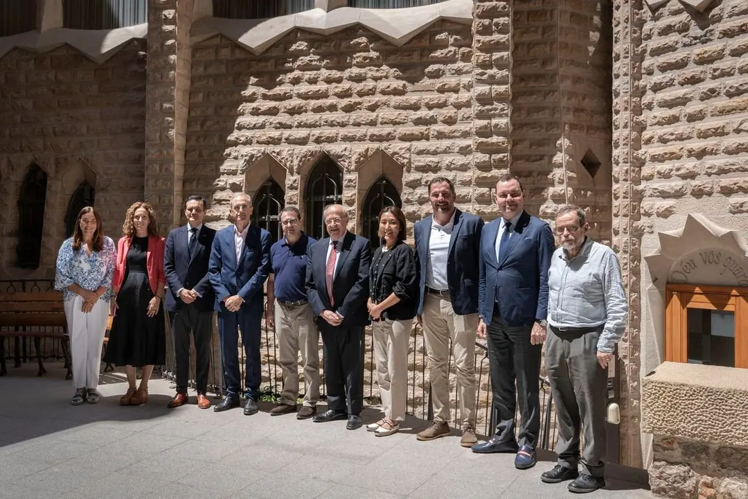Representantes del Museo Casa Botines Gaudí de León (José Mª Viejo (2º por la derecha) y Raúl Fernández Sobrino (3º por la izquierda), El Palacio de Gaudí de Astorga, El Capricho de Gaudí de Comillas y la Sagrada Familia este miércoles en Barcelona.