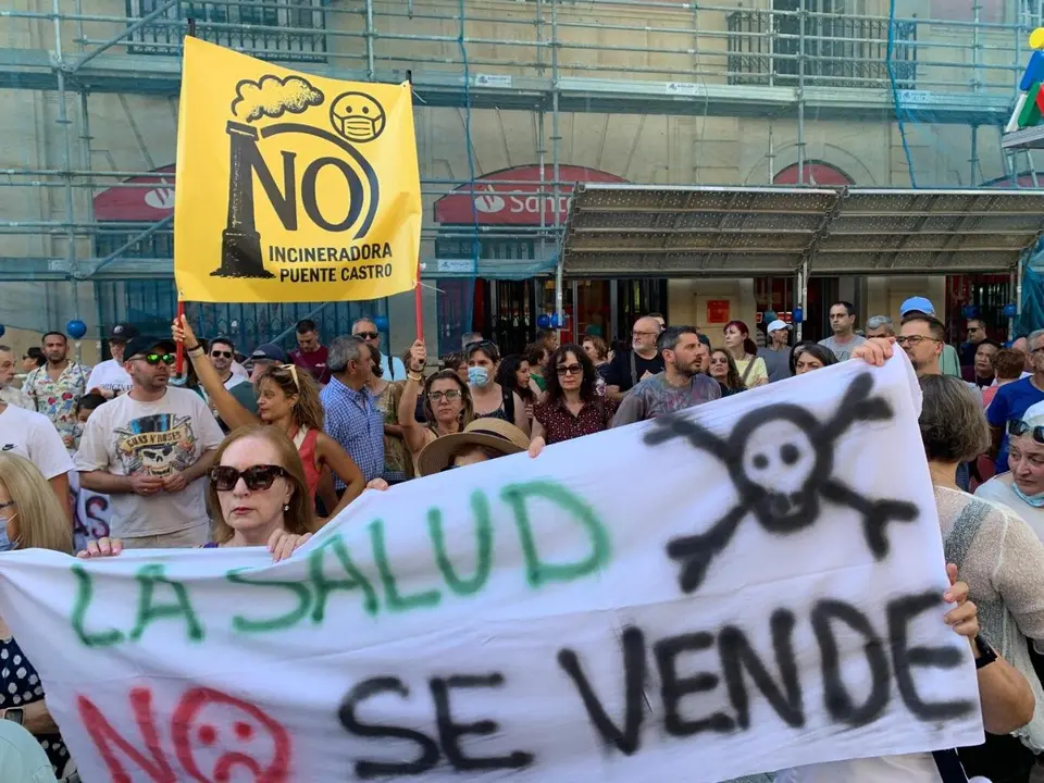 Concentración frente al Ayuntamiento de León de la Plataforma vecinal contra la planta de Biomasa en Puente Castro.