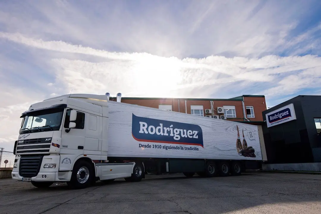 Un camión en la planta de Embutidos Rodríguez.
