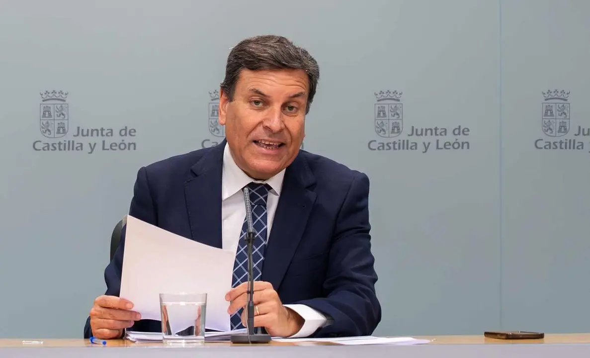 El consejero de Economía y Hacienda y portavoz, Carlos Fernández Carriedo, comparece en rueda de prensa posterior al Consejo de Gobierno