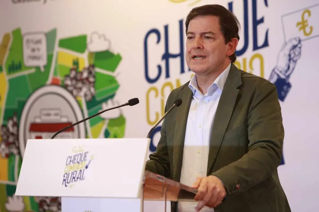 El presidente de la Junta, Alfonso Fernández Mañueco, presenta en Pereruela una nueva medida de apoyo al comercio en el mundo rural y vista el museo del barro