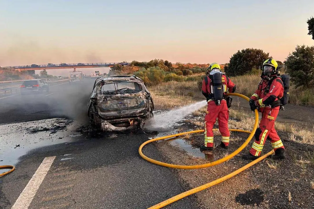 Bomberos de León, durante la compleja extinción de un vehículo alimentado con GLP.