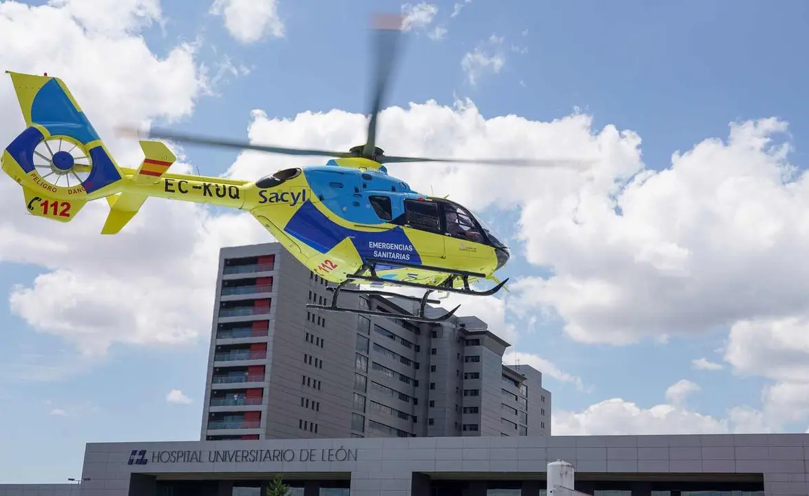 Imagen del helicóptero medicalizado de SAcyl a su llegada con la ciclista al Hospital de León.